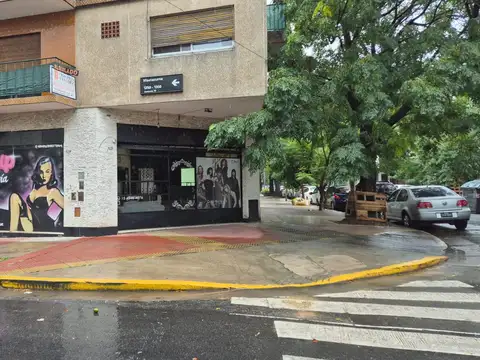 Local en venta en Esquina ! Todo vidriera - 2 Lineas de colectivos por la puerta !  