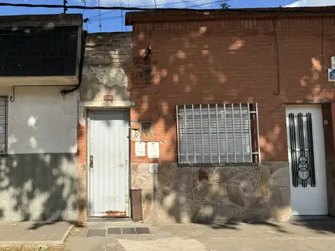 Casa de pasillo en venta en La Tablada