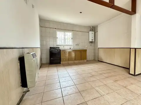 Casa de pasillo de 2 dormitorios en venta en La Tablada