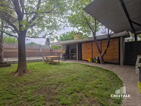 Venta / Permuta - Casa 3 dormitorios con patio forestado y pileta - Funes Norte, Funes.