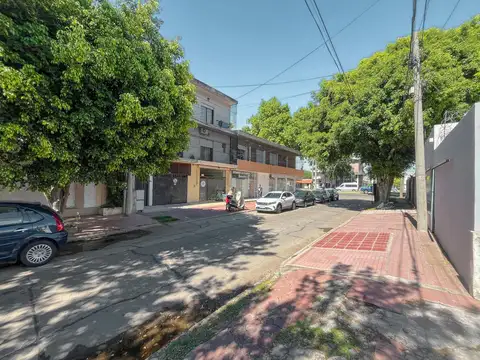 Local comercial con gran deposito y cocheras de cortesia en Alberdi