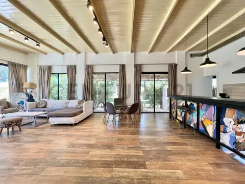 Casa 4 ambientes con 2 baños