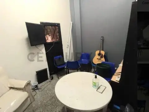 Local en venta - 3 Ambientes 2 Baños - Cochera - Merlo