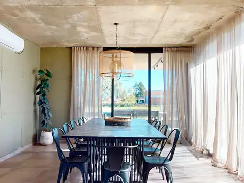 Casa 5 ambientes con 4 baños