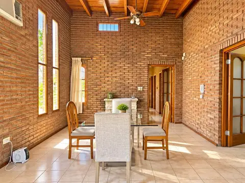 Casa 4 ambientes con 2 baños