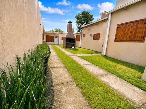 VENTA CASA MAS 4 DEPARTAMENTOS EN MONTE HERMOSO