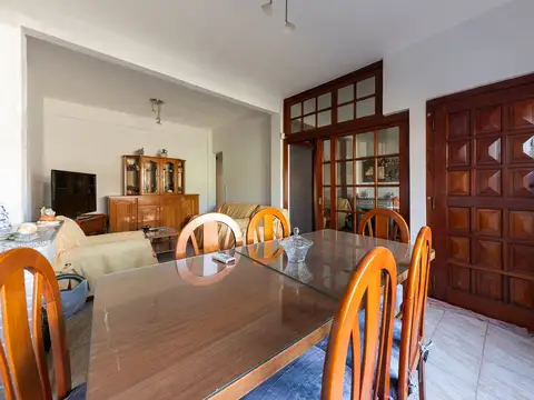 Casa 5 ambientes con 2 baños