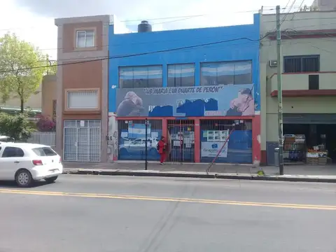 Amplio Local en alquiler en Flores 