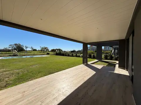 Casa en Venta con 4 cocheras