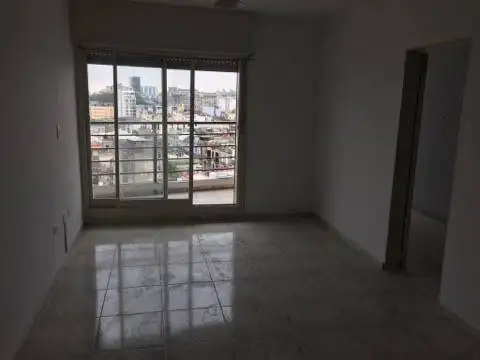 3 AMBIENTES AL FRENTE CON BALCON CORRIDO  A METROS DE PARQUE LEZAMA