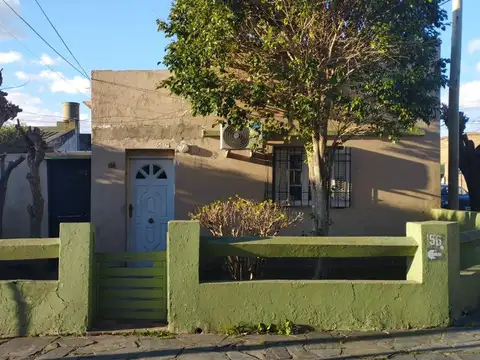 CASA 3 AMBIENTES EN VENTA EN BERISSO JARDÍN