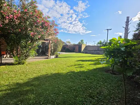 Casa en Venta con 2 cocheras