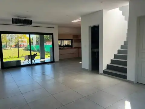 Casa en Alquiler con 2 cocheras