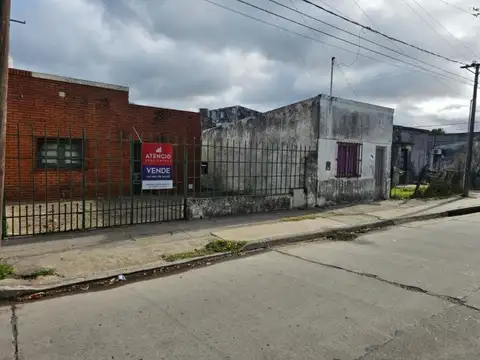 VENTA | Casa a refaccionar con jardín y espacio para vehículos - Junín 340