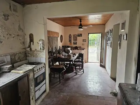VENTA | Casa a refaccionar con jardín y espacio para vehículos - Junín 340