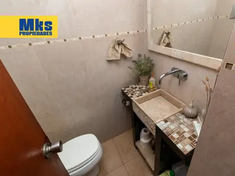 Excelente casa en venta. 5 ambientes. Patio, terraza c/parrilla y garage. Barracas.