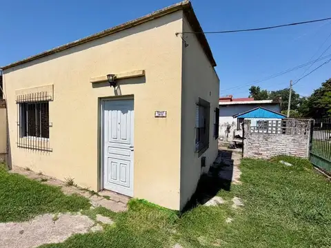 CASA 3 AMB EN VENTA EN BURZACO JARDIN Y COCHERA