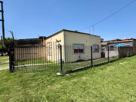 CASA 3 AMB EN VENTA EN BURZACO JARDIN Y COCHERA