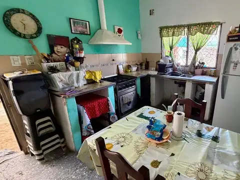 CASA 3 AMB EN VENTA EN BURZACO JARDIN Y p/PERMUTA