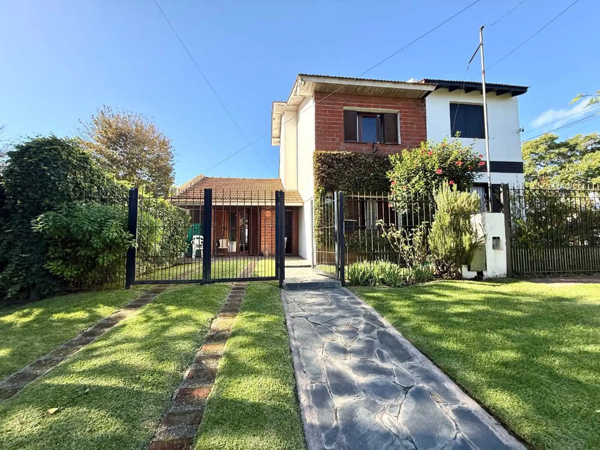 CASA 4 AMBIENTES CON PARQUE Y PARRILLA SAN CARLOS