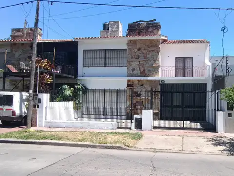 VENTA - CASA DE 4 DORMITORIOS CON PILETA - LA FLORIDA
