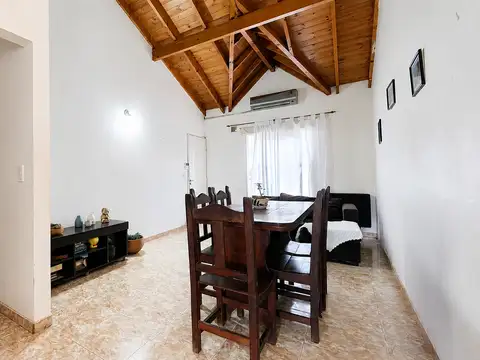 Casa 3 ambientes con amplio lote, entrada para varios autos y jardin - Malvinas Argentinas