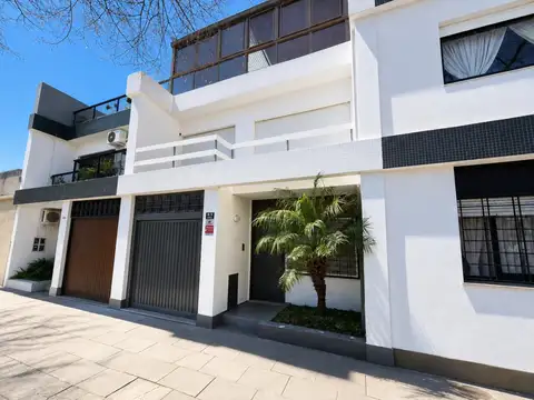 Triplex de 5 ambientes con patio, terraza y garage