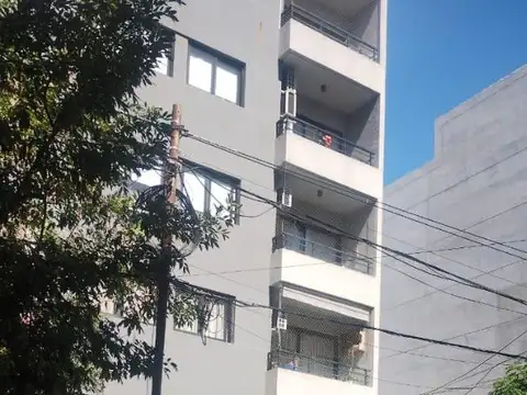 Cochera descubierta con porton automatico.