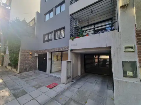 Cochera con porton automatico.