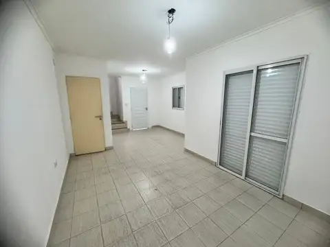 ALQUILER DE CASA 2 DOR 2 BAÑOS, COCHERA P. FEDERAL