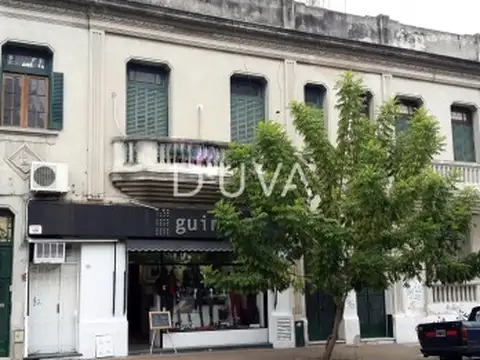 Casa en planta alta, al frente, en buen estado.