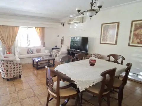 Luminosa casa 4 ambientes, jardin parrilla cochera doble-en venta