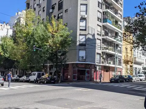 Barrio Norte: 2 Amb. al Frte. Balcón. Cocina y baño completos. Muy lum. B. Expensas.-