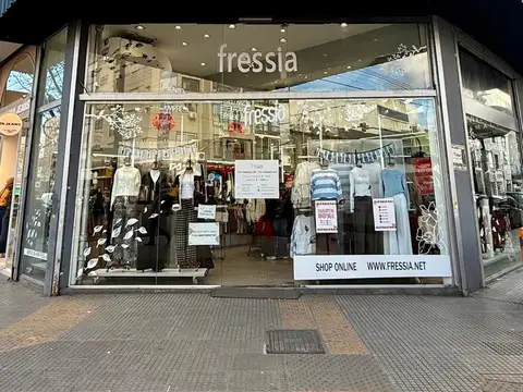 EXTRAORDINARIO LOCAL   En la MEJOR ubicación de Av. Avellaneda - Gran Vidriera - 3 Plantas - Único  