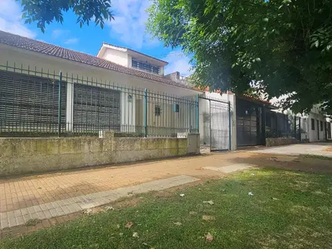 Casa en venta en Castelli al 1000