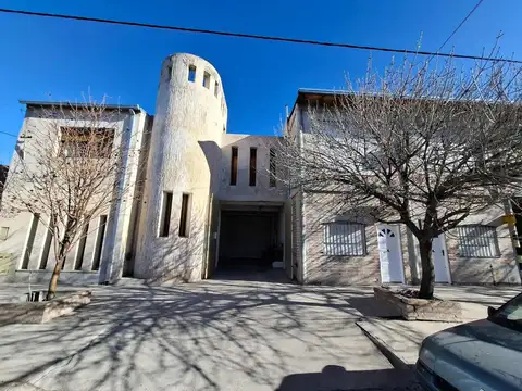 Vivienda con 4 deptos. y taller en gral. roca