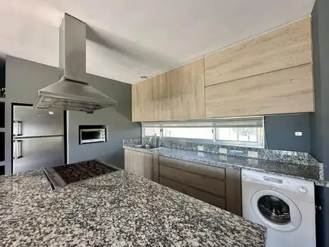 VENTA: Casa sobre un lote de 1000m2, parque y pileta al Golf.