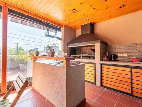 Venta casa 4 Ambientes con terraza propia, Wilde.