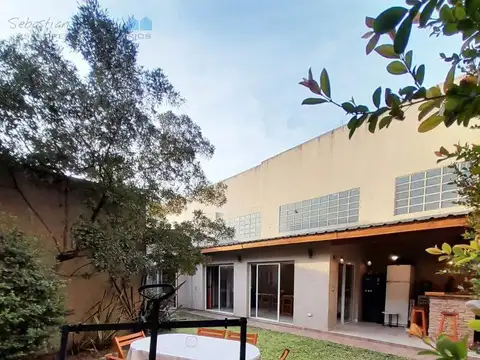 Casa a la venta de 5 ambientes con hermoso fondo y quincho y taller en San Justo Centro
