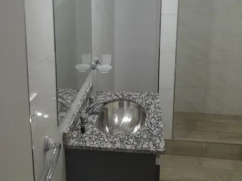 ALQUILER DEPTO. TIPO CASA 2 AMB. CON COCHERA A ESTRENAR! EXCELENTE UBICACIÓN!