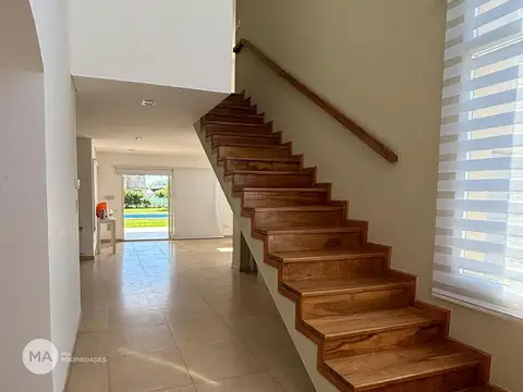 Casa 5 ambientes con 3 baños