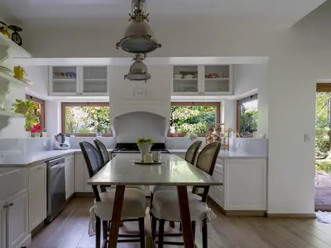 Casa en Venta con 2 cocheras