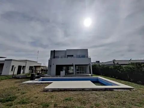Casa en Venta con 4 cocheras
