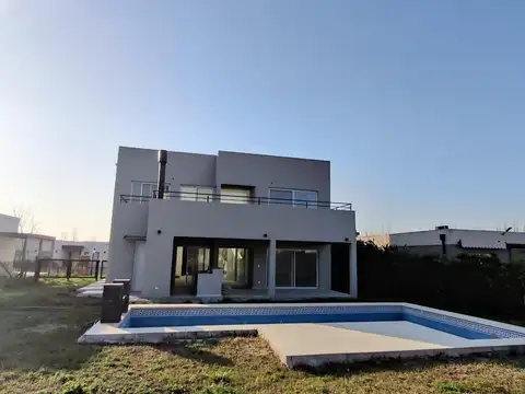 Casa con pileta en Pilar del Este Santa Guadalupe