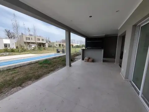Casa 5 ambientes con 3 baños