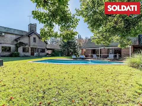 Casa en Venta de 4 ambientes con depemdencia y Quincho cerrado aparte con vista ala pileta 