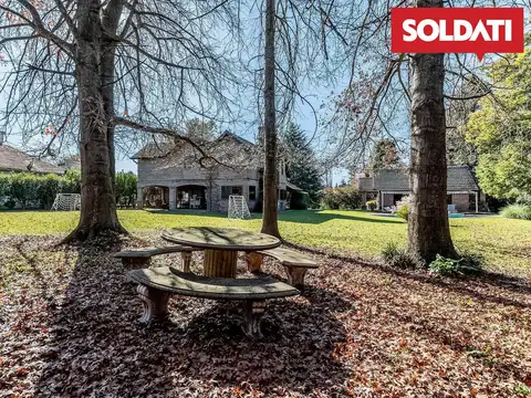 Casa en Venta de 4 ambientes con depemdencia y Quincho cerrado aparte con vista ala pileta