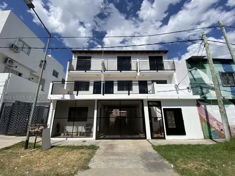 -Super luminoso - Departamento en planta alta!
