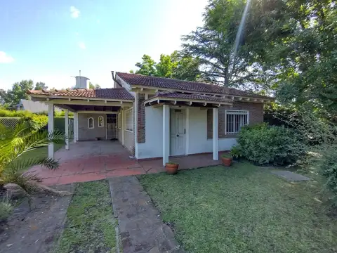 Venta Casa 3 amb con pileta, Sobre lote de 1410 m2. APTA CREDITO. Parque Sakura