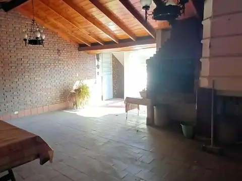 Local y vivienda de 2 plantas en lote propio